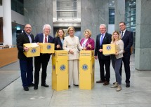 Kooperation von Land Niederösterreich und Lions Österreich: Jörg Summer, 1. Vizepräsident des LC St. Pölten Jakob Prandtauer, Karl Brewi, Schatzmeister von Lions Österreich, Sonja Strauß, Obfrau der Dienststellenpersonalvertretung, Landeshauptfrau Johanna Mikl-Leitner, Martha Umhack, Governorratsvorsitzende von Lions Österreich, Gerhard Gschweidl, Multidistriktbeauftragter für Sehkraft von Lions Österreich, Anita Elsler, Kooperationsverantwortliche von Lions Österreich, und Günter Nusterer, Präsident des LC St. Pölten (v.l.n.r.)