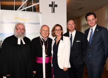 Eröffnung des Gesundheitsresorts Donaupark in Klosterneuburg: Pfarrer Julian Sartorius, Propst Bernhard Backovsky, Landeshauptfrau Johanna Mikl-Leitner, Univ.-Prof. Günther Wiesinger und Bürgermeister Stefan Schmuckenschlager (v.l.n.r.)