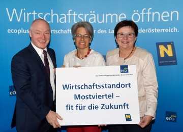 Im Bild von links nach rechts: ecoplus Geschäftsführer Helmut Miernicki, Wirtschafts- und Tourismuslandesrätin Petra Bohuslav, stellvertretende  ecoplus Aufsichtsratsvorsitzende Michaela Hinterholzer 