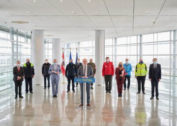 Pressekonferenz zu „Niederösterreich testet“ im Landtagsschiff: LH-Stellvertreter Stephan Pernkopf (vorne) gemeinsam mit Rupert Dworak, Präsident des SP-Gemeindevertreterverbandes, Otto Pendl, Präsident des Arbeitersamariterbundes, Landespolizeidirektor Franz Popp, Gemeindebund-Präsident Alfred Riedl, NÖ Landesfeuerwehrkommandant Dietmar Fahrafellner, Vorsitzender der Bezirkshauptleute Josef Kronister, NÖ Militärkommandant Martin Jawurek, Rot-Kreuz-Präsident Josef Schmoll, Landesrätin Ulrike Königsberger-Ludwig, Christoph Kainz, Präsident des NÖ Zivilschutzverbandes, 144 Notruf Niederösterreich-Geschäftsführer Christof Constantin Chwojka und der Vorsitzende des NÖ Städtebundes Matthias Stadler (v.l.n.r.)
