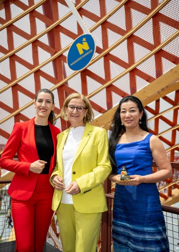 Präsentierten die kulturelle Bespielung des Österreich-Pavillons: Landeshauptfrau Johanna Mikl-Leitner mit Dorothy Khadem-Missagh (Intendantin Beethoven-Festival) und Bösendorfer-Ambassador Tomoka Mayeda.