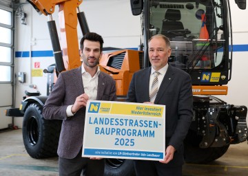 LH-Stellvertreter Udo Landbauer und der stellvertretende NÖ Straßenbaudirektor Rainer Irschik bei der Präsentation des „NÖ Straßenbauprogramm 2025“ in der Straßenmeisterei Wiener Neustadt. 