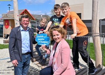 Familien-Landesrätin Christiane Teschl-Hofmeister eröffnete gemeinsam mit dem Bürgermeister der Marktgemeinde Hürm, Johannes Zuser, den neu gestalteten Spielplatz.