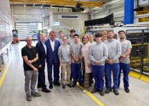 Landeshauptfrau Johanna Mikl-Leitner (6.v.r.), TSA-Geschäftsführer Robert Tencl (2.v.l.) und der Schweizer Unternehmer und Investor Peter Spuhler (3.v.l.) mit Lehrlingen von TSA.
