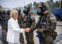 Landeshauptfrau Johanna Mikl-Leitner gratulierte den Cobra-Beamten, die gemeinsam bei einer Einsatzvorführung ihr Können zeigten.
