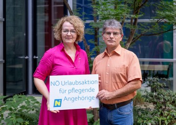 Sozial-Landesrätin Christiane Teschl-Hofmeister und Pflegehotline-Leiter Gerhard Heilig.