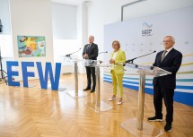 Landeshauptfrau Johanna Mikl-Leitner, Europa-Forum-Präsident Martin Eichtinger (l.) und Bundeskanzler a. D. Wolfgang Schüssel informierten über das Europa-Forum Wachau 2024, das von Donnerstag bis Samstag stattfinden wird.