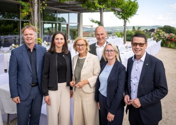 Beim Tourismusdialog Weinviertel in Leobendorf: Michael Duscher, Geschäftsführer der Niederösterreich Werbung, Winzerin Maria Wegscheider vom Weingut Gruber in Röschitz, Landeshauptfrau Johanna Mikl-Leitner, Hannes Steinacker, Geschäftsführer der Weinviertel Tourismus GmbH, Winzerin Rosi Hindler vom Weingut Hindler in Schrattenthal und Klubobmann Kurt Hackl, ehemaliger Vorsitzender des Aufsichtsrates der Weinviertel Tourismus GmbH (v.l.n.r.)