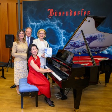 Exklusiver Flügel für die EXPO präsentiert: Im Bild Bösendorfer-Geschäftsführerin Sabine Grubmüller, EXPO-Projektleiter Alf Netek und Landeshauptfrau Johanna Mikl-Leitner mit Bösendorfer-Ambassador Tomoko Mayeda (sitzend).
