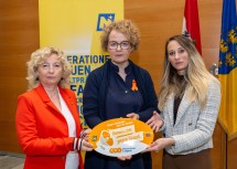 „Gemeinsam gegen Gewalt“: die Landesrätinnen Eva Prischl und Christiane Teschl-Hofmeister und Anna Sonnleitner, die stellvertretende Leiterin des Gewaltschutzzentrums NÖ (v.l.n.r.)