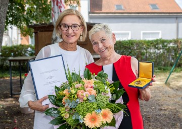 Landeshauptfrau Johanna Mikl-Leitner überreicht die Ehrenplakette des Landes Niederösterreich an Jazz Gitti.