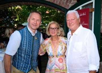 Landeshauptfrau Johanna Mikl-Leitner mit den Fußballlegenden (v.l.) Toni Pfeffer und Toni Polster.