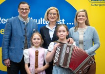 (v.l.n.r.) Harald Froschauer (GF Volkskultur NÖ), Maria Sofia, Landeshauptfrau Johanna Mikl-Leitner, Ramona und Tamara Ofenauer-Haas (GF MKM Musik & Kunst Schulen Management NÖ).