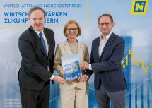 Landeshauptfrau Johanna Mikl-Leitner (m.), Wirtschaftsforscher Christian Helmenstein (l.) und Unternehmer Karl Winkler (r.)