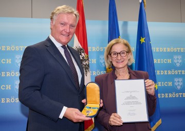 Silbernes Komturkreuz des Landes NÖ für Klaus Albrecht Schröder