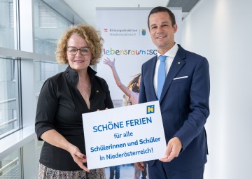 Bildungslandesrätin Christiane Teschl-Hofmeister und Bildungsdirektor Karl Fritthum wünschen allen Schülerinnen und Schülern in Niederösterreich schöne Ferien. 