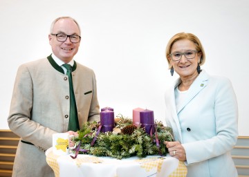 Landeshauptfrau Johanna Mikl-Leitner und LH-Stv. Stephan Pernkopf freuen sich auf den Adventmarkt im Palais Niederösterreich. 