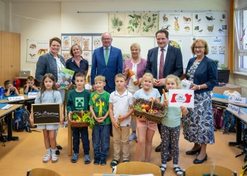 „Zehn Jahre Aktionstage der Bäuerinnen in Volksschulen“: Die Vizepräsidentin der LK Niederösterreich, Andrea Wagner, Bäuerin Andrea Reikersdorfer, LH-Stellvertreter Stephan Pernkopf, Bundesbäuerin und Vizepräsidentin der LK Österreich Irene Neumann-Hartberger, Bundesminister Norbert Totschnig und Bürgermeisterin Maria Kogler mit den Kindern der 1b der Volksschule Neuhofen/Ybbs Yade, Tobias, Julian, Paul, Marie und Julia (v.l.n.r.).