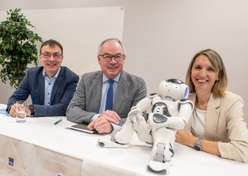 Pressekonferenz zum Thema „Forschungsschwerpunkt Künstliche Intelligenz in Niederösterreich“: FH-Geschäftsführer Johann Haag, LH-Stellvertreter Stephan Pernkopf und Studiengangleiterin Marlies Temper (v.l.n.r) informierten 