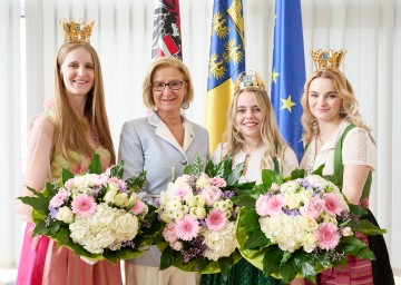 Wahl der neuen NÖ Weinkönigin: Landeshauptfrau Johanna Mikl-Leitner mit der neuen Weinkönigin Sophie Hromatka (2. v. r.) und ihren Stellvertreterinnen Katharina Baumgartner (l.) und Magdalena Eser (r.).