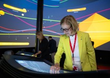 Landeshauptfrau Johanna Mikl-Leitner im Österreich-Pavillon.