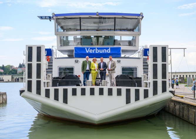 Neues Verbund-Arbeitsschiff „Donau 1“ beim Donaukraftwerk Ybbs-Persenbeug getauft