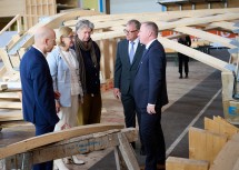 Bundesminister Martin Kocher, Landeshauptfrau Johanna Mikl-Leitner, Architekt Johann Moser, Alf Netek und Stefan Graf (v.l.n.r.)