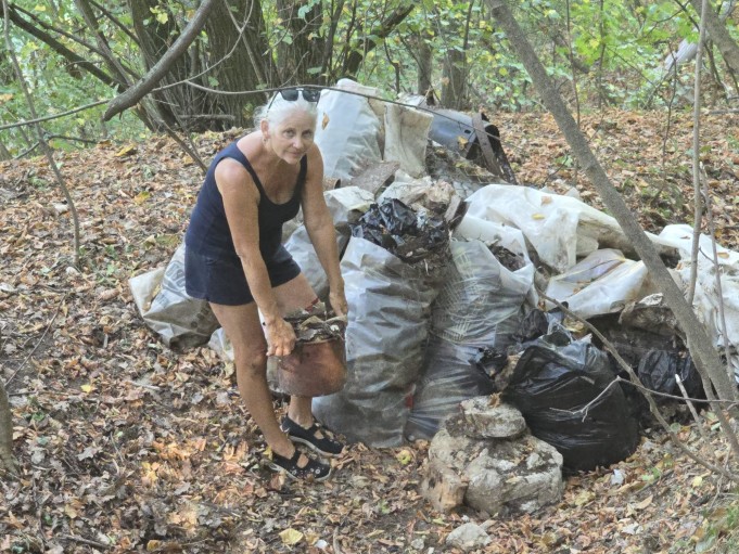 Frau Humer beim aktiven Umweltschutz im Wald.