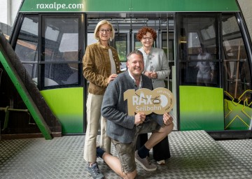 Jubiläumsfeier zu „100 Jahre Rax-Seilbahn“ (v.l.): Landeshauptfrau Johanna Mikl-Leitner, Geschäftsführer Bernd Scharfegger und Staatssekretärin Elisabeth Zehetner.