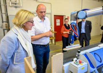 Landeshauptfrau Johanna Mikl-Leitner und Geschäftsführer Günter Grassmann der Tischlerei Grassmann