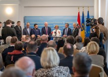 Bei der Pressekonferenz (v.l.n.r.): Professor Franz Renz, Projektentwickler Eduard Halmschlager, Bürgermeister Johannes Gumprecht, LH-Stellvertreter Stephan Pernkopf, Landeshauptfrau Johanna Mikl-Leitner, TU Wien-Rektor Jens Schneider und University of Applied Sciences St. Pölten-Geschäftsführer Hannes Raffaseder