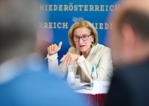 Landeshauptfrau Johanna Mikl-Leitner beim Forum „Wirtschaft und Sicherheit“ im NÖ Landhaus: „Chancen für heimische Betriebe nutzen“.