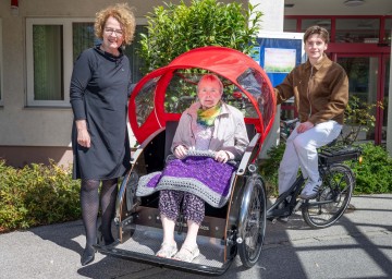 Im Bild von links nach rechts: Landesrätin Christiane Teschl-Hofmeister, Bewohnerin Helga Merl, Mathis Bazata (Freiwilliges Soziales Jahr-Teilnehmer)