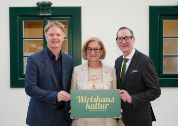 Beim „Fest der Wirtshauskultur Niederösterreich 2025“: Landeshauptfrau Johanna Mikl-Leitner mit (re.) Wirtshauskultur-Obmann Harald Pollak und (li.) Michael Duscher, Geschäftsführer der NÖ Werbung.