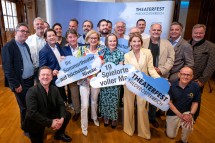 Landeshauptfrau Johanna Mikl-Leitner mit den Intendantinnen und Intendanten des Theaterfests Niederösterreich.