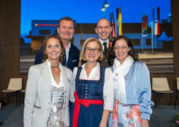 Eröffnung des Leuchtturmprojekts in Mannsdorf: Carolin Haseloff-Greiffert, Lebensgefährtin vom Bürgermeister, Bürgermeister Christoph Windisch, Landeshauptfrau Johanna Mikl-Leitner, Mannsdorfs Feuerwehrkommandant Markus Unger und Gemeinderätin Doris Unger.