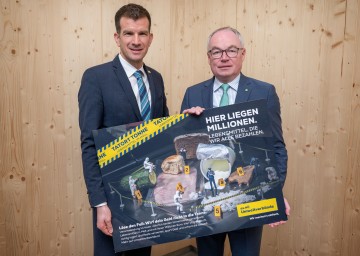 Christian Macho, Präsident der NÖ Umweltverbände, und LH-Stellvertreter Stephan Pernkopf präsentierten die Kampagne „Tatort Tonne“.