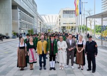 Landeshauptfrau Johanna Mikl-Leitner mit Vertreterinnen und Vertretern aus Asperhofen sowie des Musikvereins Neulengbach Asperhofen und dem St. Pöltner Vizebürgermeister Florian Krumböck (3. von rechts) 