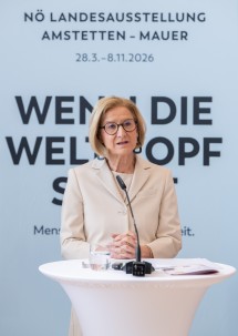 „Eine Landesausstellung mitten im laufenden Betrieb eines Klinikums, so etwas hat es in dieser Form noch nie gegeben“, betonte Landeshauptfrau Johanna Mikl-Leitner im Zuge der Pressekonferenz.