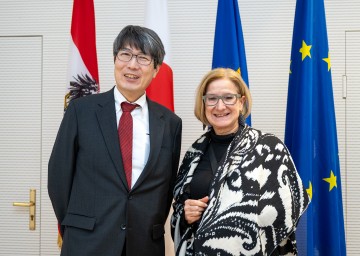 Landeshauptfrau Johanna Mikl-Leitner und der japanische Botschafter Kiminori Iwama.