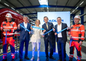 Bei der Eröffnung der neuen Stadler-Werkhalle in Obersiebenbrunn, flankiert von zwei Strabag-Mitarbeitern (v.l.): Peter Spuhler, Verwaltungsratspräsident der Stadler Rail AG, Landeshauptfrau Johanna Mikl-Leitner, Minister Peter Hanke und Stadler-CEO Christian Diewald.