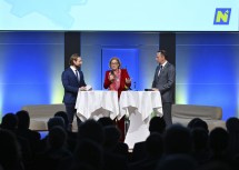 Landeshauptfrau Johanna Mikl-Leitner im Gespräch mit Moderator Martin Moder und Landesrat Jochen Danninger.