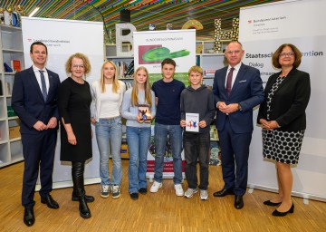 Beim Besuch des Workshops „RE#work“ am Gymnasium Bad Vöslau-Gainfarn: (v.l.n.r.) Bildungsdirektor Karl Fritthum, Landesrätin Christiane Teschl-Hofmeister, Charlotte Keplinger, Leonie Zöchling, Laurenz Pistounig, Joseph Haubner, Innenminister Gerhard Karner und Schuldirektorin Claudia Liebl.