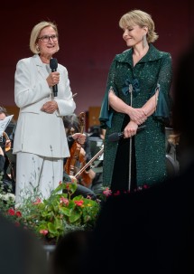 „Ein Kulturland braucht große Künstlerinnen und Künstler, die sich zu diesem Land bekennen. Ein Kulturland braucht Künstlerinnen und Künstler, die diesem Land ihre Stimme geben“, sagte die Landeshauptfrau in ihrer Rede anlässlich der Ehrenzeichen-Verleihung an Elīna Garanča.