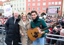 Beim Ö3 Weihnachtswunder am Hauptplatz Wiener Neustadt: Landeshauptfrau Johanna Mikl-Leitner mit Bürgermeister Klaus Schneeberger (li.) und Musiker Luke Andrews (re.).