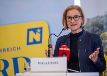 Landeshauptfrau Johanna Mikl-Leitner bei der Pressekonferenz zum Saisonstart 2026/27 der Niederösterreich-CARD.