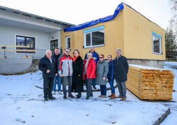 Vizebürgermeister Josef Flicker, Tobias Süss, Bürgermeister Werner Liebhart, Familien-Landesrätin Christiane Teschl-Hofmeister, Bezirkshauptfrau Manuela Herzog, Karl Bittermann, Kindergartenleiterin Petra Zach, Verena Berger und Architekt Rudolf Schwingenschlögel (v.l.n.r.) 