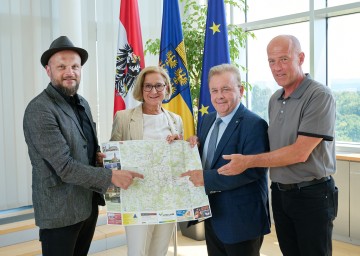 (v.l.) Stadtrat Michael Friedl, Landeshauptfrau Johanna Mikl-Leitner, LAbg. Bürgermeister Franz Mold und Werner Bauer, Bereichsleiter ecoplus Regionalförderung.