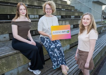 Jugend-Landesrätin Christiane Teschl-Hofmeister (Mitte) mit Maya und Eliza von der Jugend:info NÖ zum „Internationalen Tag der Jugend“