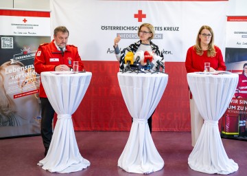 Präsident Hans Ebner, Landeshauptfrau Johanna Mikl-Leitner und Landesrätin Ulrike Königsberger-Ludwig zogen in der Bezirksstelle St. Pölten die RK-Bilanz für das Jahr 2024.